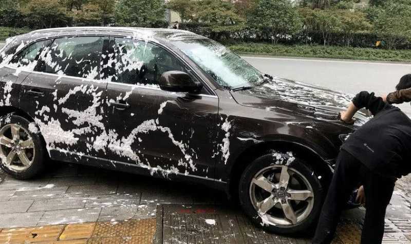 黑色汽车洗车为什么有划痕（汽车洗车为什么洗出划痕）